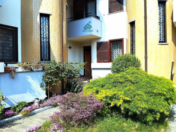 casa indipendente in vendita a Vanzago in zona Mantegazza