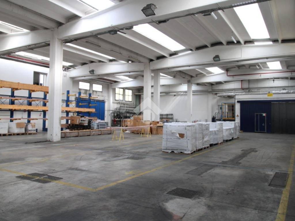 capannone in vendita a Vaprio d'Adda