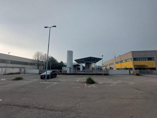 locale commerciale in vendita a Vaprio d'Adda