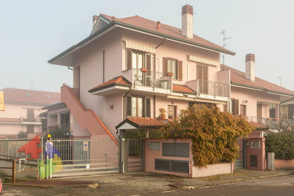 appartamento in vendita a Vernate in zona Pasturago