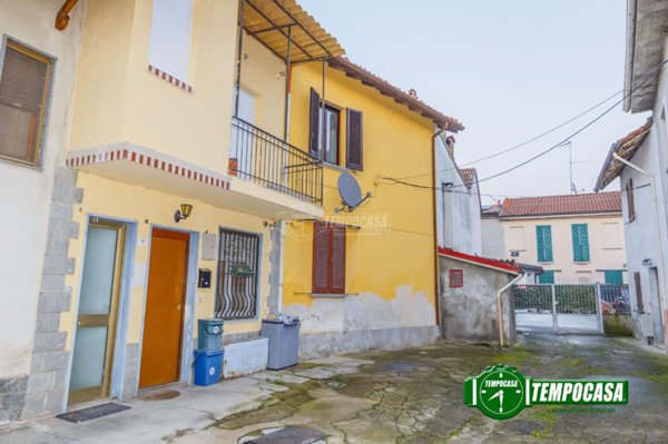 casa indipendente in vendita a Vernate in zona Moncucco