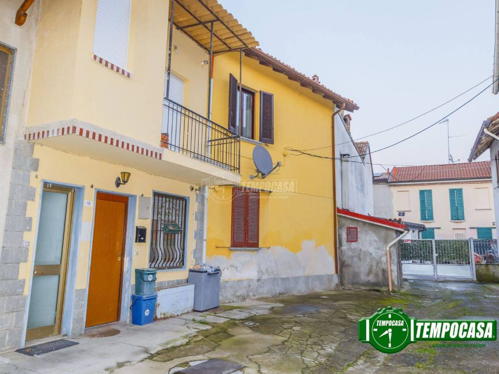 casa indipendente in vendita a Vernate in zona Moncucco