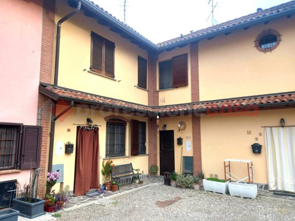 casa indipendente in vendita a Vernate in zona Moncucco