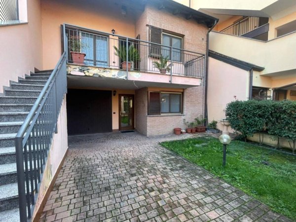 casa indipendente in vendita a Vernate in zona Pasturago