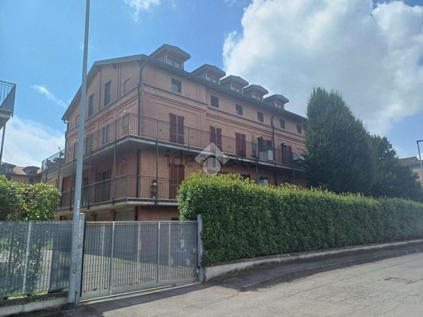 appartamento in vendita a Vernate in zona Moncucco