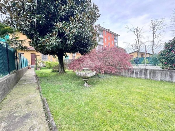 casa indipendente in vendita a Vernate in zona Pasturago