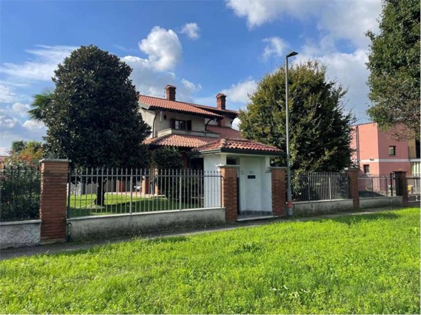 casa indipendente in vendita a Vernate in zona Moncucco