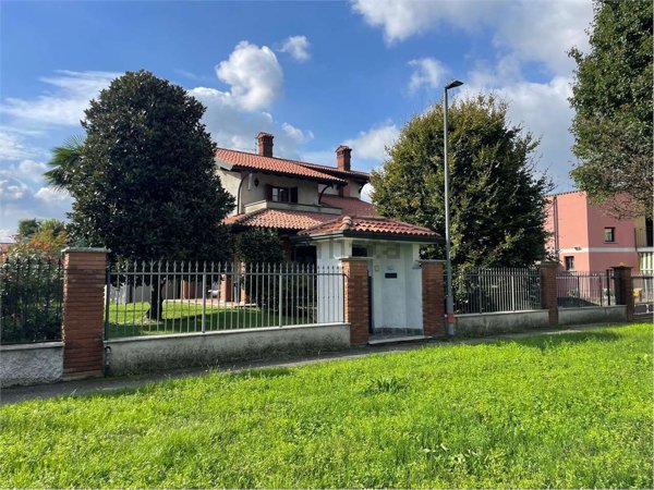 casa indipendente in vendita a Vernate in zona Moncucco