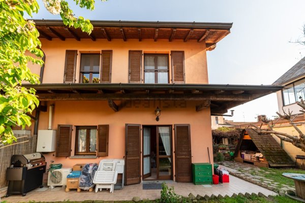appartamento in vendita a Vernate in zona Moncucco