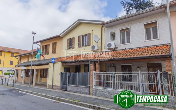 appartamento in vendita a Vernate in zona Moncucco