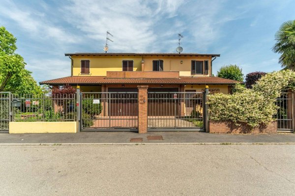 casa indipendente in vendita a Vernate