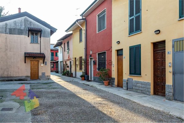 appartamento in vendita a Vernate in zona Moncucco