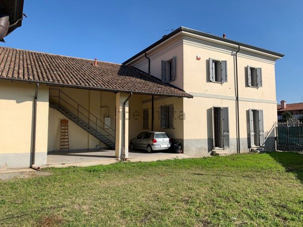pentavano in vendita a Vernate in zona Moncucco