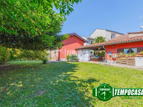 casa indipendente in vendita a Vernate