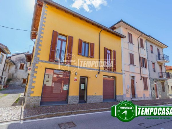 negozio in vendita a Vernate in zona Moncucco