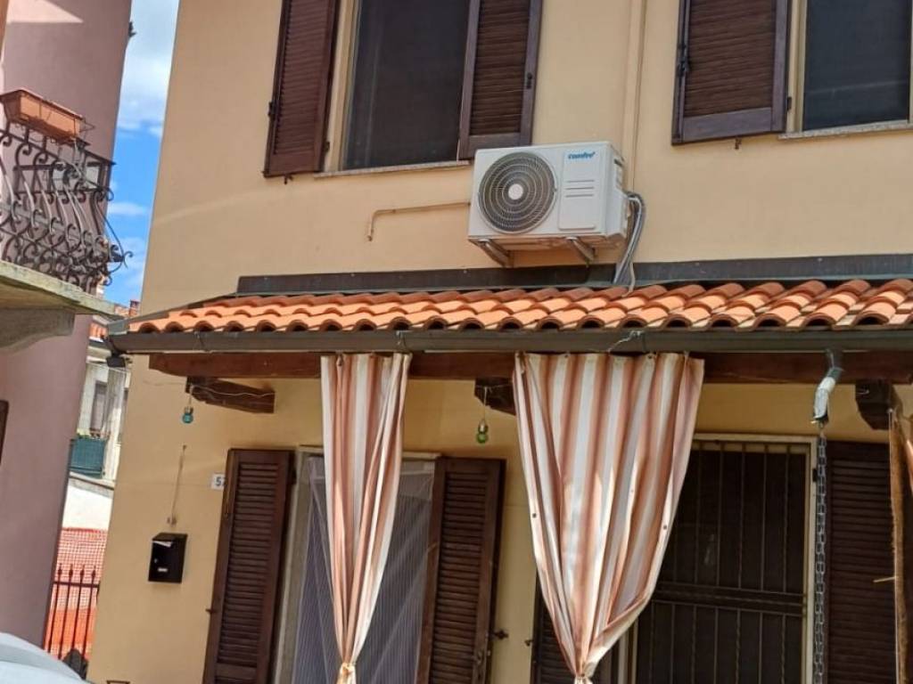 casa indipendente in vendita a Vernate in zona Moncucco