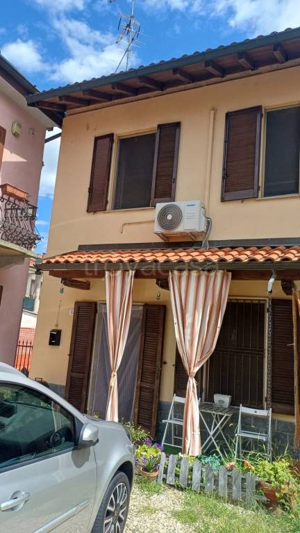 casa indipendente in vendita a Vernate in zona Moncucco