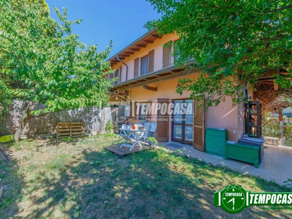 casa indipendente in vendita a Vernate in zona Moncucco