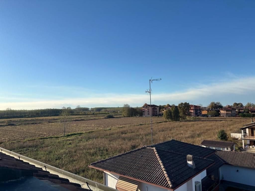 appartamento in vendita a Vernate in zona Moncucco