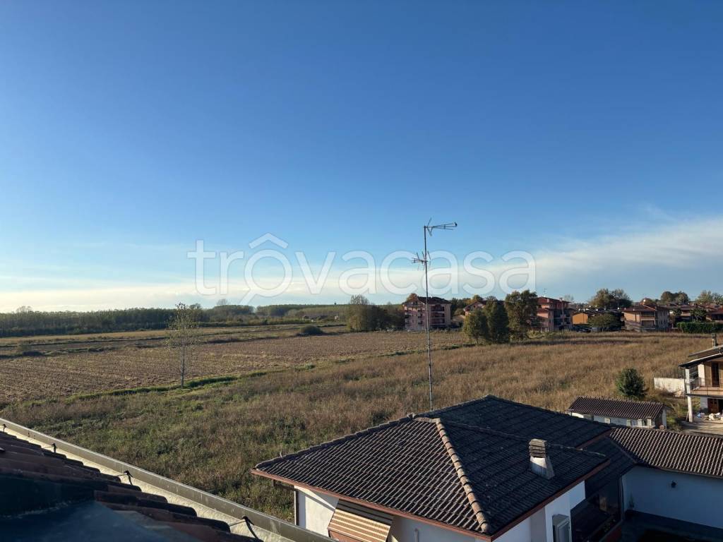 appartamento in vendita a Vernate in zona Moncucco