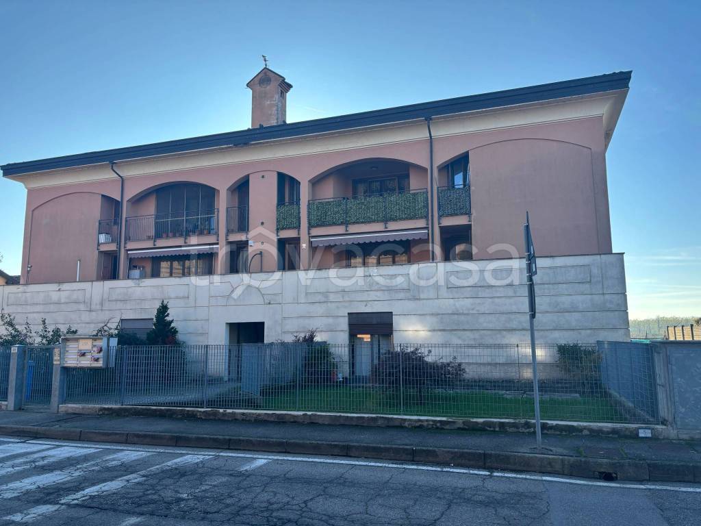 appartamento in vendita a Vernate in zona Moncucco