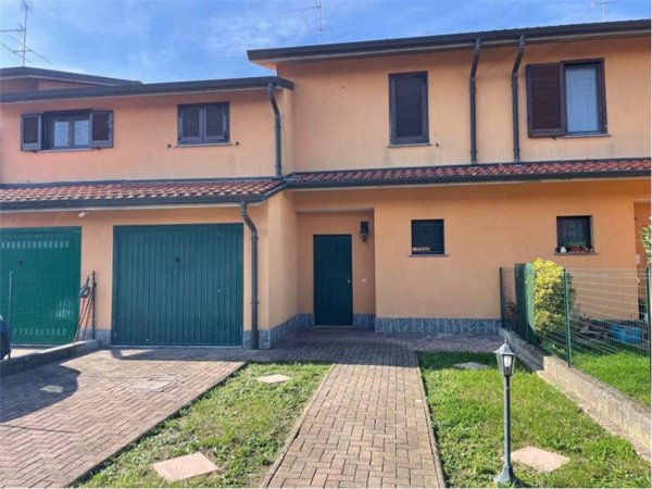 casa indipendente in vendita a Vernate in zona Moncucco