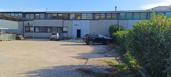 capannone in vendita a Vernate