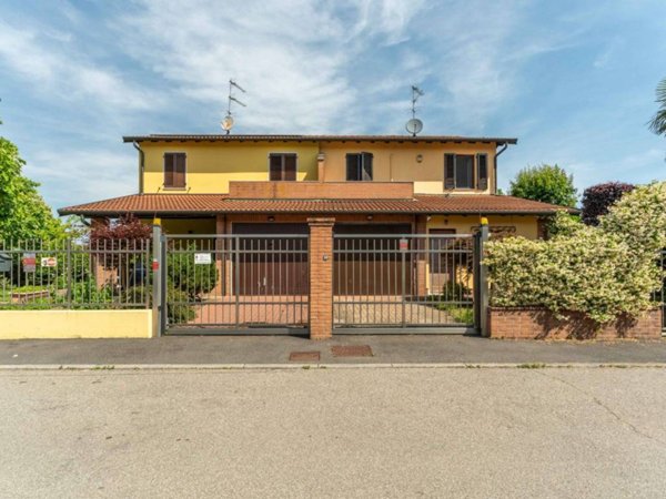 casa indipendente in vendita a Vernate