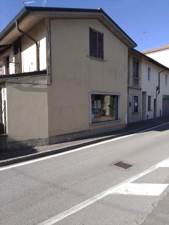 casa indipendente in vendita a Vernate in zona Moncucco