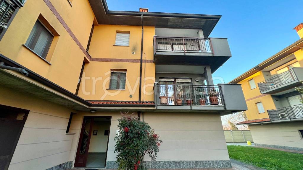appartamento in vendita a Vernate in zona Moncucco