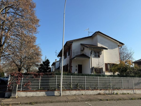 casa indipendente in vendita a Vernate in zona Moncucco