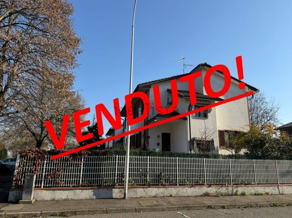 casa indipendente in vendita a Vernate in zona Moncucco