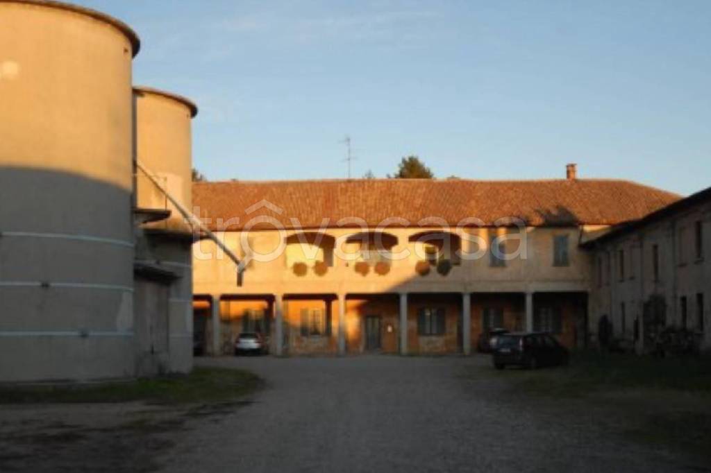 appartamento in vendita a Vernate in zona Moncucco