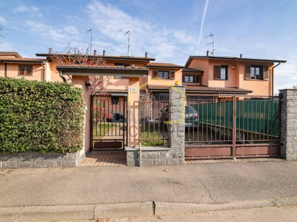 casa indipendente in vendita a Vernate in zona Moncucco