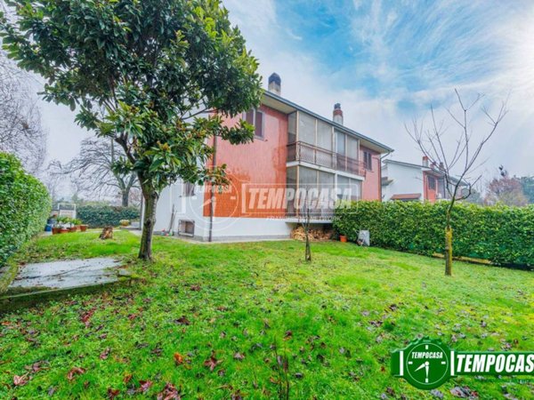 casa indipendente in vendita a Vernate in zona Moncucco