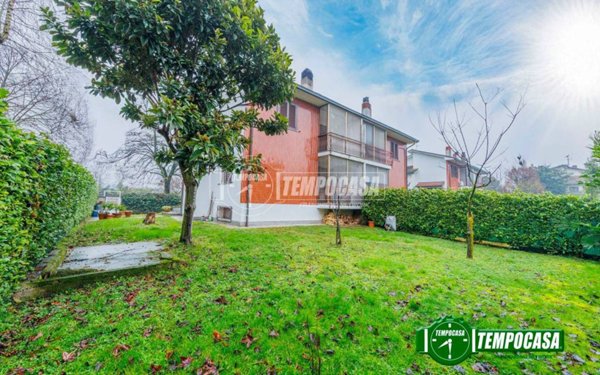 casa indipendente in vendita a Vernate in zona Moncucco