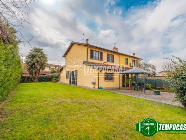 casa indipendente in vendita a Vernate in zona Pasturago