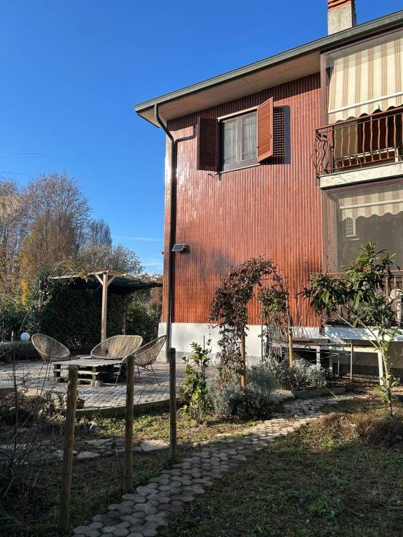 casa indipendente in vendita a Vernate in zona Moncucco