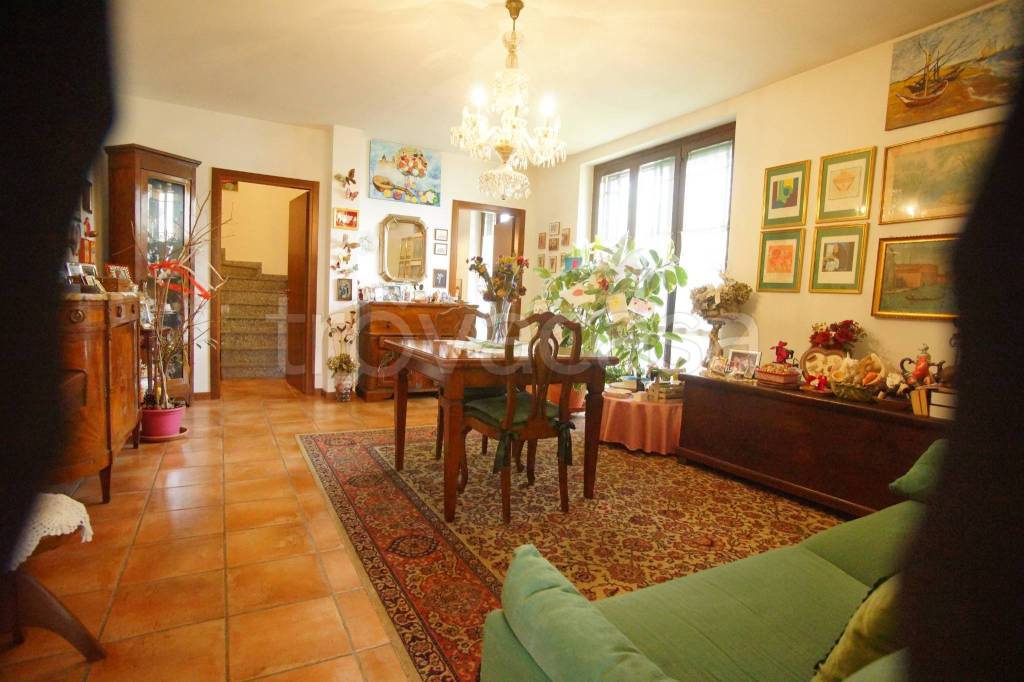 casa indipendente in vendita a Vernate in zona Pasturago