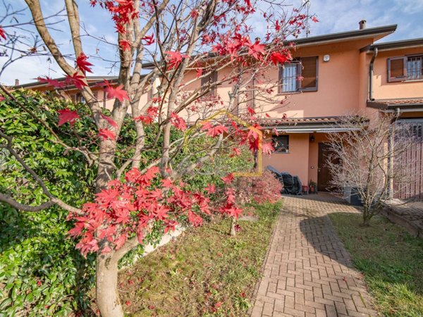 casa indipendente in vendita a Vernate in zona Moncucco