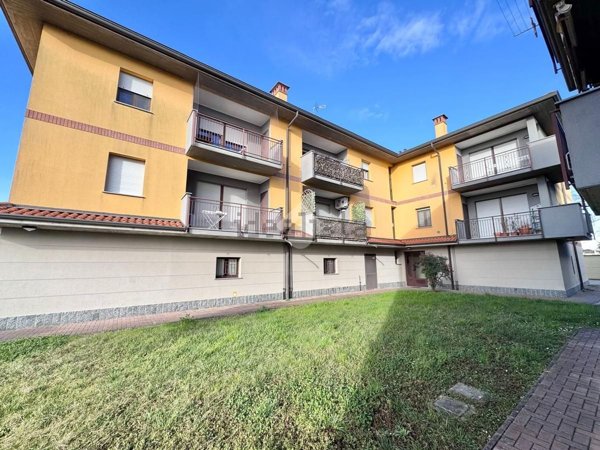 appartamento in vendita a Vernate in zona Moncucco