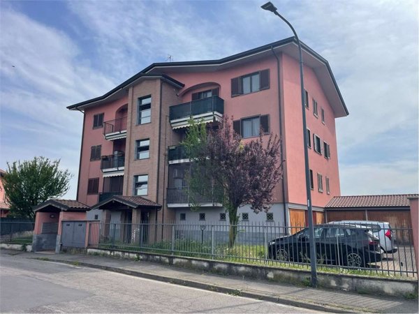 appartamento in vendita a Vernate in zona Moncucco