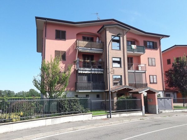 appartamento in vendita a Vernate in zona Moncucco