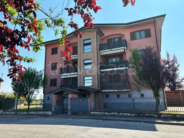 appartamento in vendita a Vernate in zona Moncucco