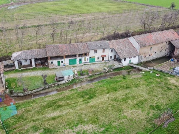 casa indipendente in vendita a Vernate in zona Moncucco