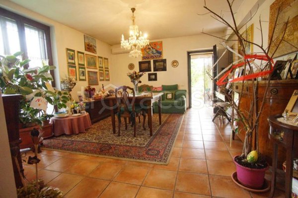 casa indipendente in vendita a Vernate in zona Pasturago