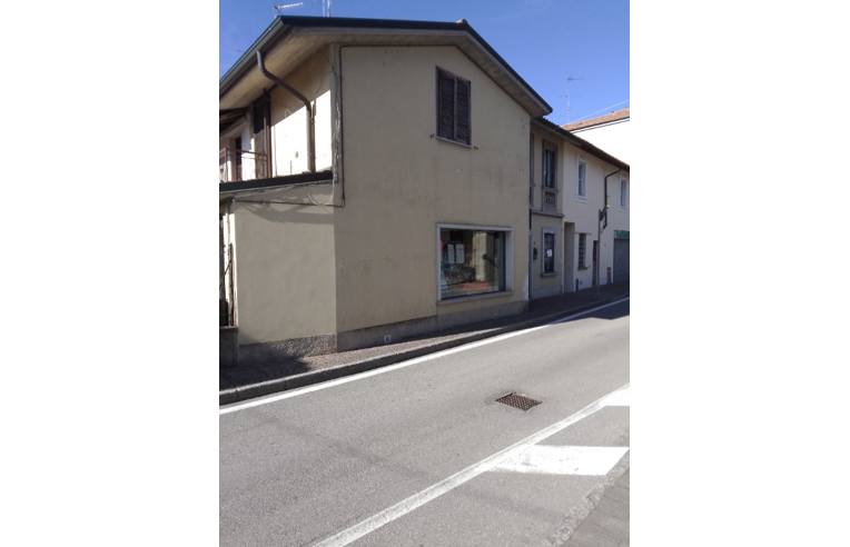 casa indipendente in vendita a Vernate in zona Moncucco