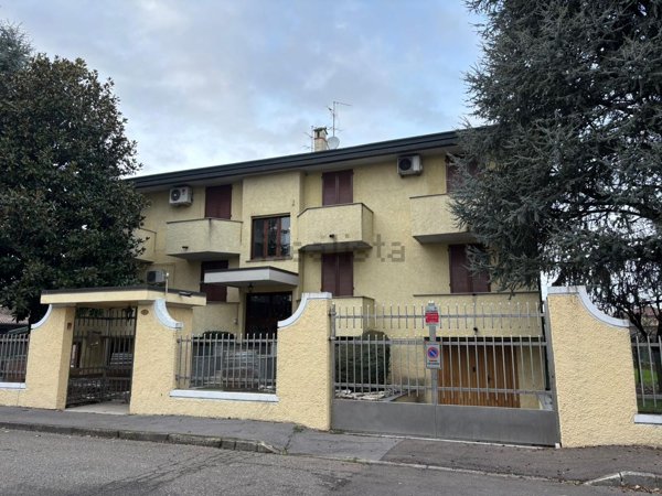 appartamento in vendita a Vernate in zona Pasturago