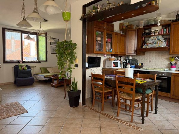 casa indipendente in vendita a Vernate in zona Pasturago