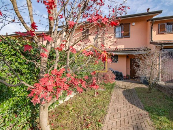 casa indipendente in vendita a Vernate in zona Moncucco